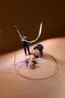 steken worden handgrepen door miniatuur ho schaalfiguren foto