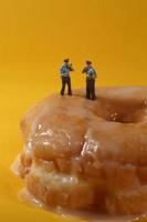politieagenten in conceptuele voedselbeelden met donuts foto