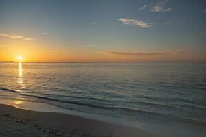 zomer strand vakantie. detailopname middellandse Zee zanderig strand. idyllisch vredig kust kalmte golven kleurrijk lucht, verbazingwekkend panorama. droom reizen landschap. ontspannende zonsondergang zonsopkomst, horizon water reflectie foto