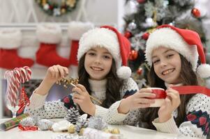 portret van meisjes in de kerstman hoed voorbereidingen treffen voor Kerstmis foto