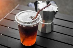 ijs americano koffie in plastic glas van straatcafé in Aziatische stijl. foto