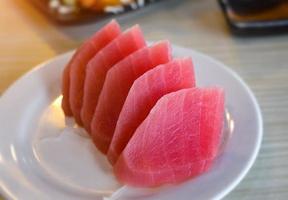 tonijn sashimi in Japanse restaurant tafel serveren. foto