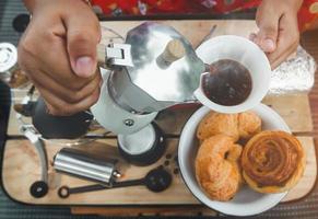 koffie maken met moka pot en snack. foto