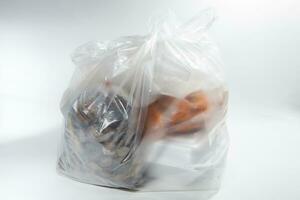 plastic zak en voedsel met wit achtergrond foto