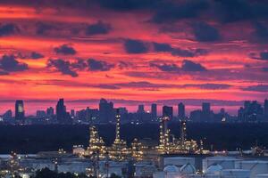 visie van raffinaderij Bij zonsondergang foto