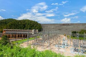 elektriciteit station achter dam tegen lucht foto