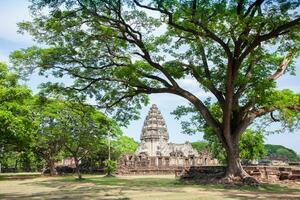 tempel met Doorzichtig lucht onder groot boom foto
