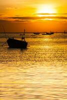 boten is drijvend onder kleurrijk lucht Bij zonsondergang tijd foto