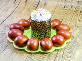 Pasen taart en geschilderd rood Pasen eieren. voedsel voor de Pasen tafel. foto