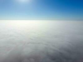 in de luchten bovenstaand de mist. zonsopkomst over- de mist. wolken in de buurt de grond foto