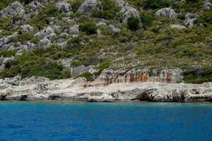 ruïnes van de oude stad van kekova Aan de oever. foto