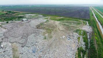 vuilnis dump met hopen van vuilnis en behandeling faciliteiten. stortplaats van vuilnis buiten de dorp foto