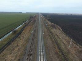 verhaal spoorweg. top visie Aan de rails. hoog voltage macht lijnen voor elektrisch treinen foto