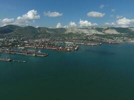 industrieel zeehaven, top visie. haven kranen en lading schepen en schepen. foto