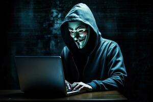 ai gegenereerd hacker in een capuchon met een laptop Aan de achtergrond van de stad, anoniem hacker, concept van cybercriminaliteit, ai gegenereerd foto