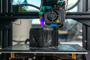 een 3d printer prints een zwart model. technologie Bij huis foto