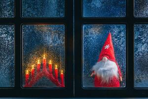 kerstmis, winter samenstelling. Kerstmis gnoom en kaarsen foto