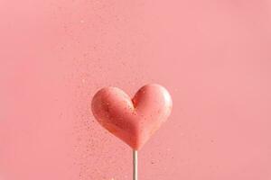 roze Valentijnsdag dag hart vorm lolly snoep Aan leeg pastel papier achtergrond. liefde concept foto