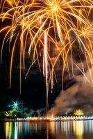 vuurwerk op de rivier in de donkere lucht foto