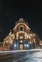 historisch en middeleeuws architectuur van gent gedurende een donker nacht. gebouw verlichte door gekleurd lichten Aan Lammerstraat. Vlaanderen regio, belgie foto