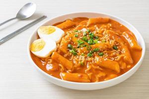 Koreaanse instant noedels en tteokbokki in Koreaanse pittige saus - rabokki foto
