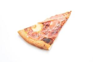 pizza met prosciutto of parmaham pizza op witte achtergrond foto