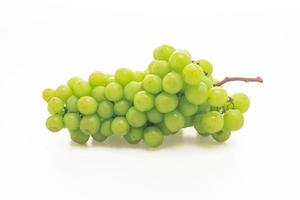 verse groene druif op witte achtergrond foto
