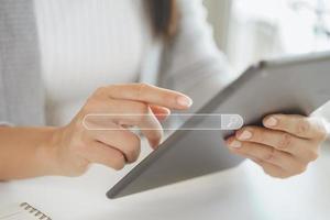 vrouw die een tablet gebruikt om informatie te zoeken met de zoekbalk, webbrowser, gegevens zoeken, zoekmachine, technologieconcept foto
