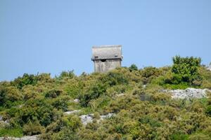 ruïnes van de oude stad van kekova Aan de oever. foto