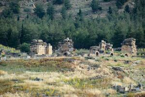 antiek ruïnes en kalksteen blokken in hierapolis, kalkoen. oude stad. foto