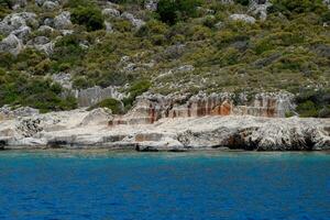 ruïnes van de oude stad van kekova Aan de oever. foto