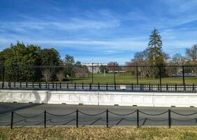 Washington gelijkstroom, Verenigde Staten van Amerika - 12.16.2023 wit huis in Washington dc met mooi blauw lucht. foto