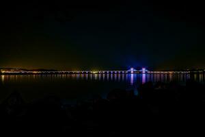 nieuw tikpan zee brug Bij nacht foto