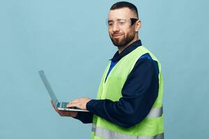 vent wit zittend volwassen mannen persoon portret bedrijf gelukkig zakenman werken laptop jong foto