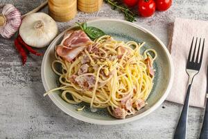 Italiaanse pasta spaghetti carbonara foto