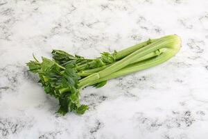 veganistisch keuken - selderij stengels met blad foto