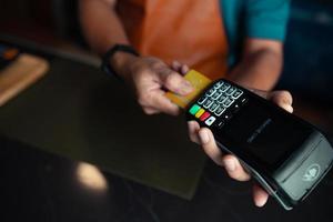 betaling met creditcard via creditcard-veegmachine foto