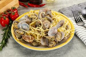 Italiaans pasta - spaghetti vongole met mosselen foto