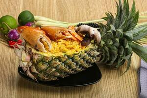 rijst- met zeevruchten in ananas foto