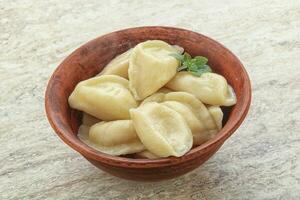 Russische traditionele vareniki - dumplings met aardappel foto