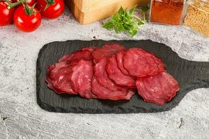 gerookt rundvlees vlees - pastrami plakjes foto