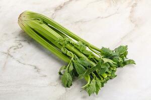 veganistisch keuken - selderij stengels met blad foto