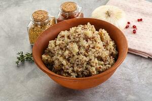 veganistisch keuken - gekookt quinoa ontbijtgranen foto