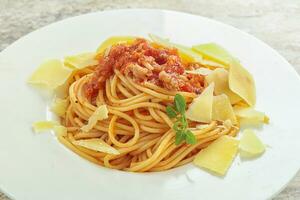 Italiaans pasta spaghetti bolognese met Parmezaanse kaas foto