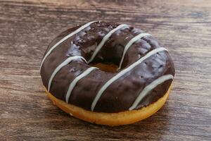 geglazuurde zoete smakelijke chocolade donut foto