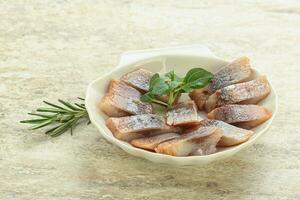 heerlijk gesneden haring filet in druif saus foto