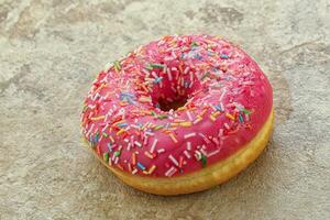 zoete geglazuurde struwberry donut met glazuur foto