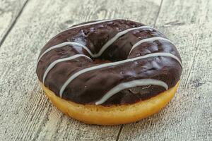 geglazuurde zoete smakelijke chocolade donut foto