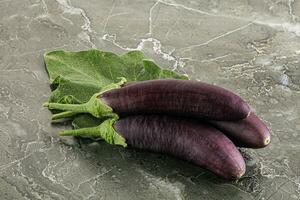 rauw rijp biologisch aubergine met blad foto