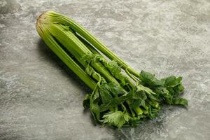 veganistisch keuken - selderij stengels met blad foto